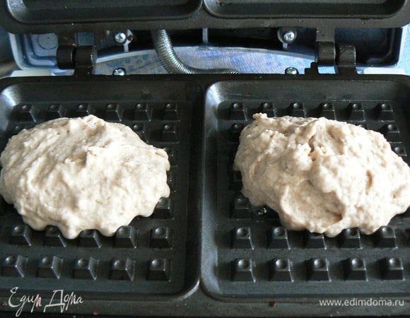 Печем в вафельнице до золотистого цвета, по 5-6 минут на партию.