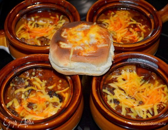 Я от себя добавила в каждый горшочек  сверху перед подачей понемногу сыра чеддара. И на булочки сыр и чеснок,в духовку на несколько минут.