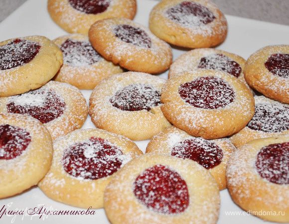 Слив масло, сахар, ванилин, яйцо, щепотку имбиря и щепотку корицы смешать в комбайне. Добавить понемногу муку и смешать, чтоб тесто скаталось в шарик и не липло к рукам. Положить в пищевую пленку и в холод-к на 30 минут. Вытащить, скатать небольшие шарики, приплюснуть и сделать углубление (у меня маленькая баночка от лекарств). Заполнить джемом.  Выложить на противень (на пергамент) и выпекать при 180 с около 30 минут. Как немного остынет - посыпать пудрой через мелкое ситечко. 