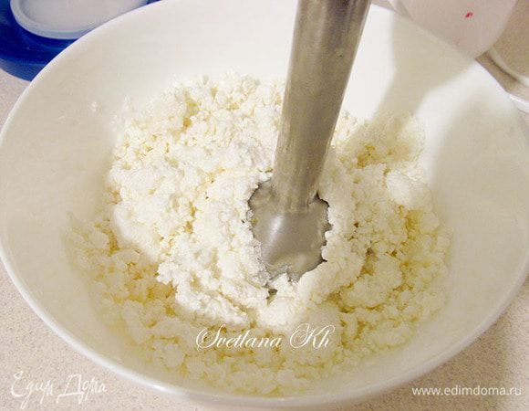 Творог протереть через сито, смешать с ванилином, манкой, цедрой. Пробить до гладкости погружным блендером.