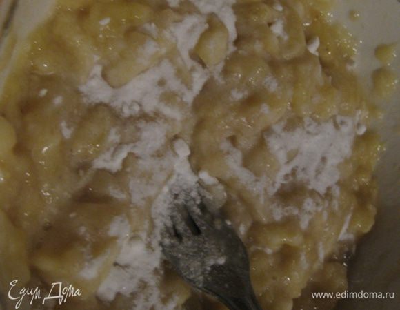 Для начало надо размять вилкой бананы и добавить соду. Оставить их, пока идут остальные приготовления.