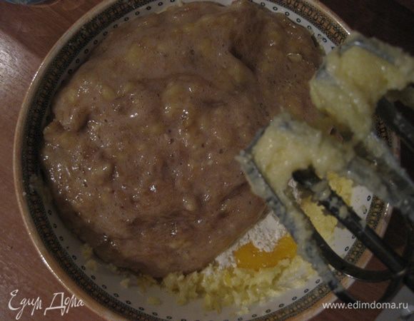 Добавить к маслу яйцо, немного повзбивать, добавить муку и специи. У меня кардамон был в коробочках, поэтому пришлось, открывать коробочки и  использовать молотилку для специй. Лучше конечно брать сразу молотый кардамон. Всё перемешать хорошо, влить бананы, которые уже потемнели и орехи. Все хорошо перемешать.