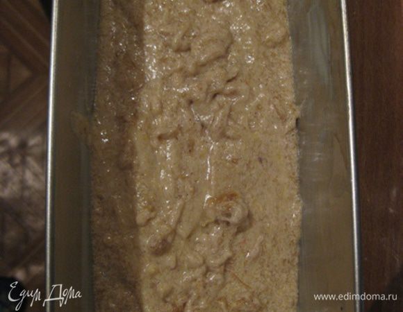 Вылить тесто в форму,смазанную маслом и посыпанную мукой. Выпекать в разогретой духовке при 180 градусах около 30-40 минут, пока не появится золотистая корочка и зубочистка не будет выходить из центра кекса сухой.
