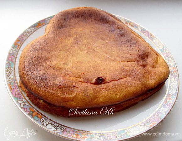 Форму выстелить пергаментом, смазать бока маслом. Выложить творожное тесто, разровнять и поставить выпекать в духовку, при 170-180 гр приблизительно, около часа. В процессе выпечки дверцу не открывать. Остудить сырник  при открытой дверце духовки. Сырник сначала  поднимется, а потом слегка опустится. Это нормально. Требуется его полностью охладить и дать настояться несколько часов. У меня не было времени и он смог простоять только 2 часа.