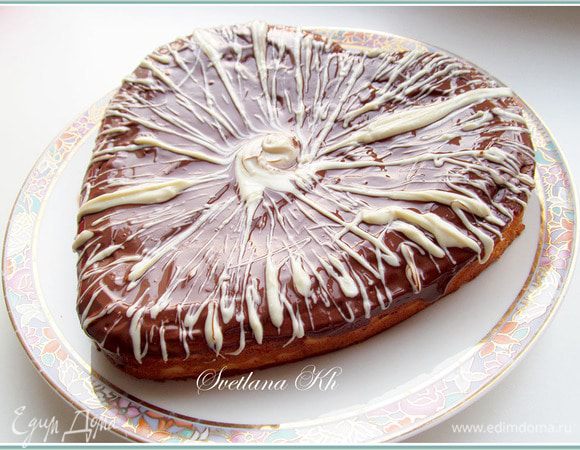 Подготовить глазурь. Шоколад растопить в микроволновке, смешать с ч. л. растительного масла, хорошо размешать до блеска. Отдельно черный и белый. Полить сырник глазурью.