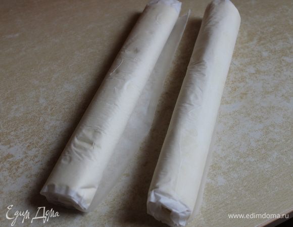 Я брала 2 упаковки такого теста, не дрожжевого..по 275 г, можно брать замороженое тесто...