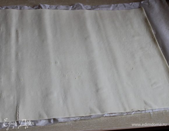 раскатываем наше тесто ..