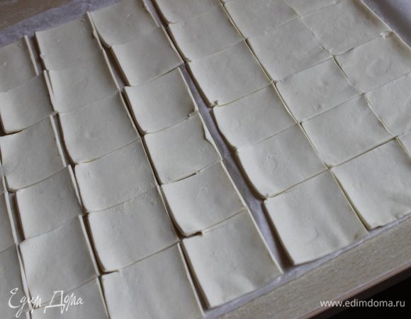 нарезаем его прямо на этой бумаге на кубики.. примерно 4 см на 4 см вот таким образом..