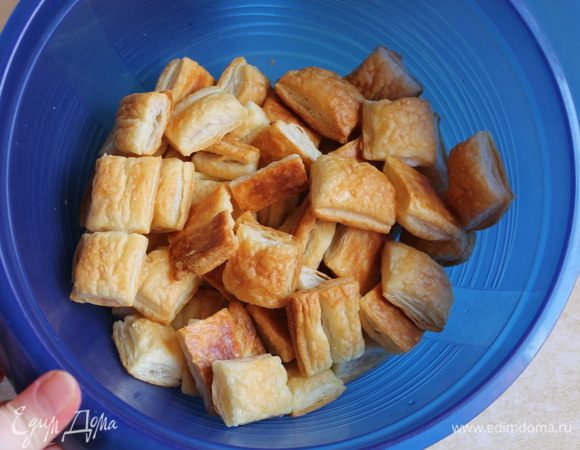 выпекаем их прямо на бумаге, при 200 гр. примерно 20 минут до золотистого цвета... нам надо 2 листа таких вот кубиков.. на фото только один лист