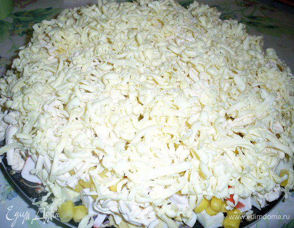 Последний слой - натертое на крупную терку сливочное масло. Его мы тоже заранее кладем в морозилку, чтоб оно затвердело. Вкусное сливочное масло в сочетании с сыром придают особую пикантность салату и необычный вкус. Кроме того под маслом сыр не обветрится и не засохнет.