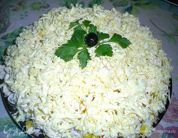 Украшаем салат по вкусу и подаем к столу. Приятного аппетита!