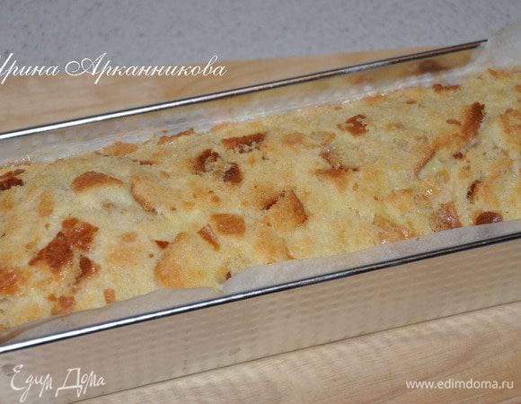 
Батон порезать кубиками (примерно 1х1 см). Половину выложить в форму (я положила в прямоугольную форму пергамент, смазанный слив.маслом) и полить половиной от такой смеси:  яйца + молоко + 50 г сахара. 



