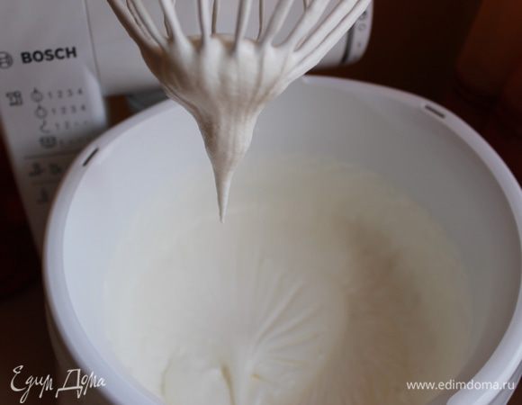 даем остыть нашим кубикам, а сами делаем крем. Взбиваем сливки до пиков, добавляем сгущенку, все размешиваем хорошо ... сгущенку надо брать хорошую, не жидкую, я беру из цельного молока..