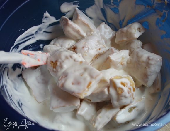 Теперь нам нужно эти кубики обмакнуть в крем и уложить в блюдо.. но я делаю так: половину кубиков выкладываю в чашку и заливаю половиной крема... легонько перемешиваю и перекладываю в наше блюдо, оно должно быть глубоким..