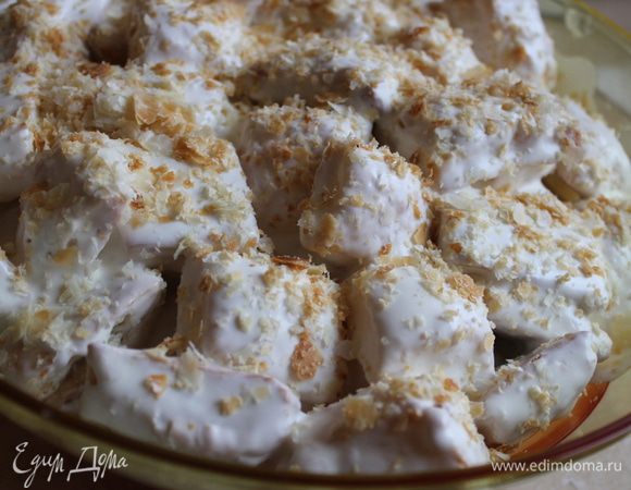 Вторую часть кубиков делаю точно так же..и сверху выкладываю остальные кубики, и поливаем оставшимся кремом. Сверху посыпать 2-3 кубиками готовыми... раскрошить их... Этот торт можно употреблять через 2-3 часа... на второй день он еще вкуснее. Кубики пропитаются кремом и будут очень вкусными.. Этот торт не режется а накладывать его надо ложкой. Приятного чаепития!