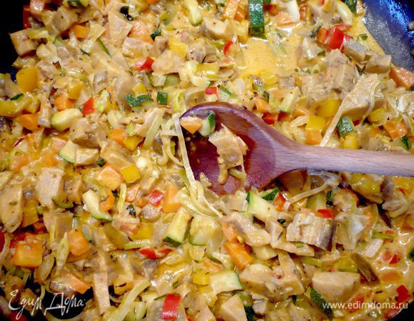 Разогреваем в сковороде оливковое масло и обжариваем наши овощи в течение 10 минут, добавляем сливки и перемешиваем. 