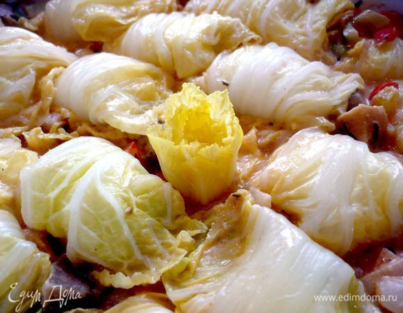 Выкладываем овощи в форму, а сверху выкладываем капустные рулеты, посыпаем сыром. В середину можно «посадить» наш цветок. Закрываем форму фольгой.