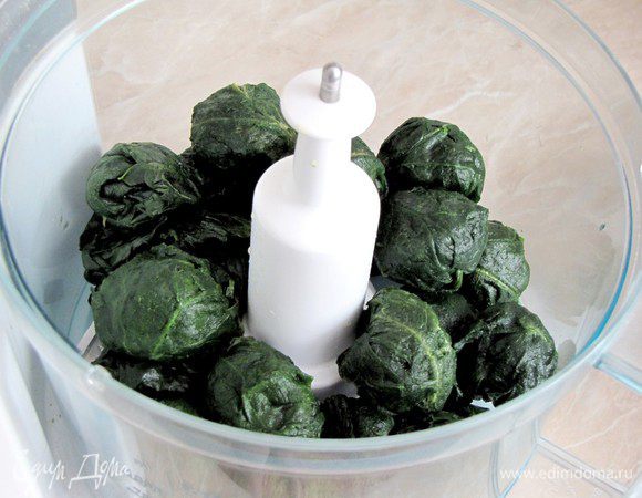 Разморозьте шпинат, измельчите в кухонном комбайне.