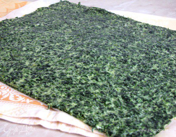 Выпекайте при 180°C 20 минут. Готовый корж выложите на полотенце вместе с бумагой, немного остудите.