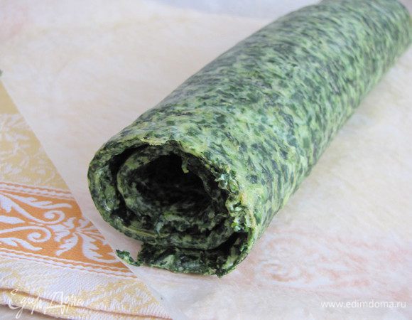 Удалите бумагу и сверните корж в рулет. Оставьте до полного остывания.