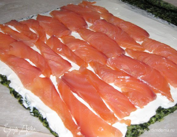 Сверху на сыр выложите тонко нарезанные кусочки семги.