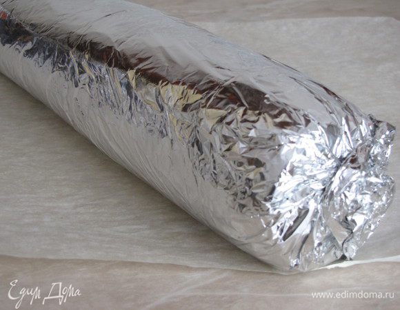 Готовый рулет заверните в фольгу и положите на пару часов в холодильник.