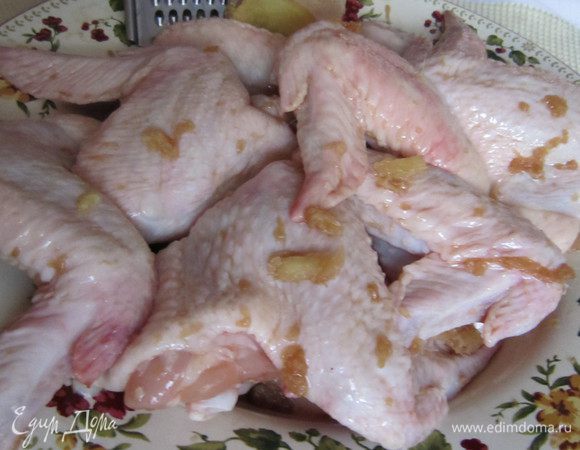 К крылышкам добавить 2 ст л соевого соуса, чуть-чуть подсолить. Натереть кусочек имбиря (2см) и смазать крылышки. Дать промариноваться не менее 1 ч.

