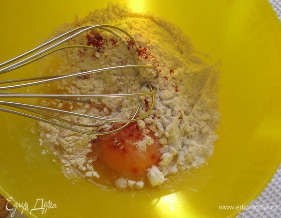 В миске тщательно перемешать яйцо, крахмал, муку, соль,паприку.  Добавить немного воды и довести до однородной массы.