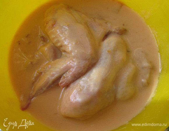 Обвалять в полученной смеси крылышки. 