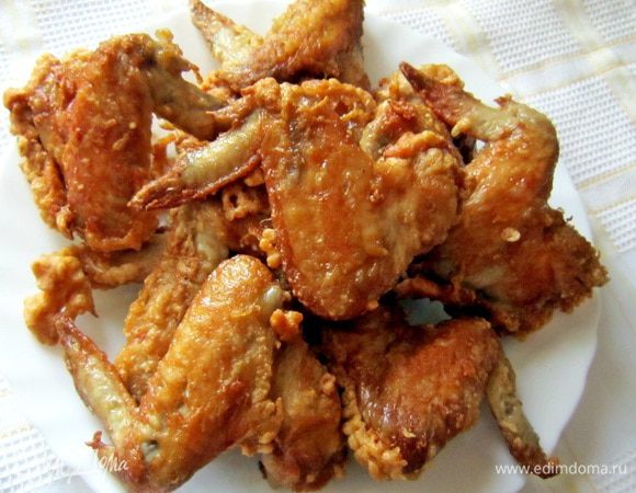 Готовые крылышки нужно промокнуть салфеткой, чтобы избавиться от излишков жира. На этом процесс приготовления можно было бы и прекратить, т к крылышки уже получились невероятно вкусными, с румяной хрустящей корочкой.
Но мы всё же доведем дело до конца и продолжим.