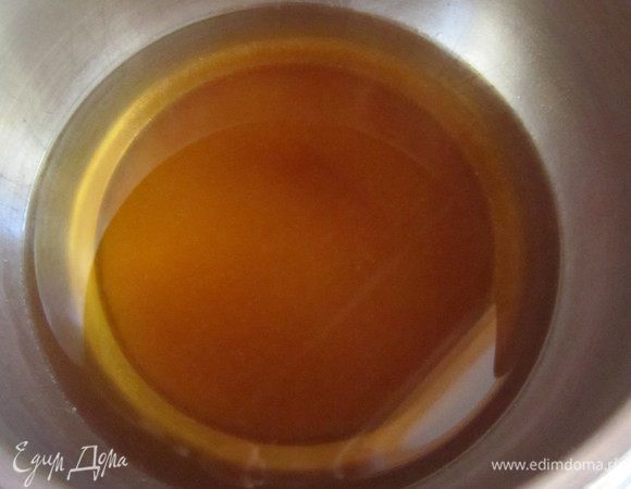 Подготовим карамельный соус. Смешать пол стакана сахара со 150мл  воды и растопить на огне. 