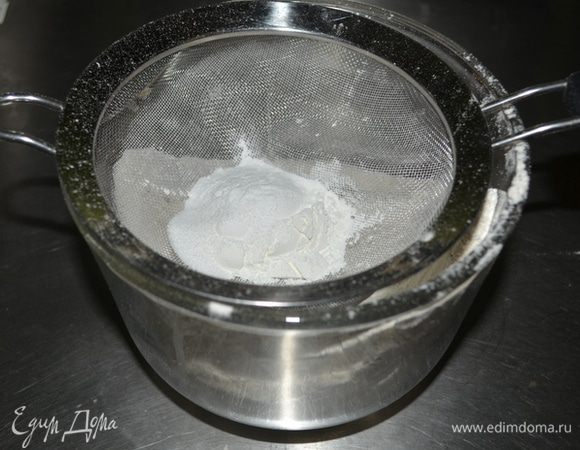 Разогреть духовку на 180 гр.
Форму смазать маслом, вырезать по форме бумагу для выпечки,обложить форму и смазать маслом вновь,посыпать мукой.
Муку просеять с пищевой содой и разрыхлителем,солью.