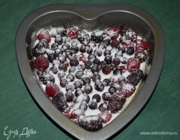 Выложить в форму ягоды и присыпать 1/4 стак.сахара.