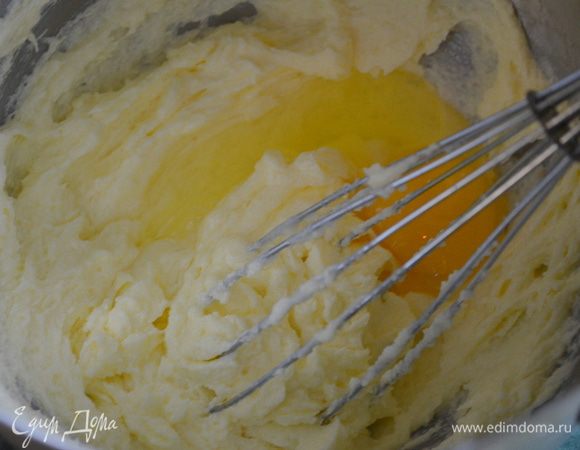 Взбить сливочное масло с сахаром с 1 1/3 стакана на средне-высокой скорости примерно 2 мин. Добавить по яйцу за раз. Затем ванилин и цедру.