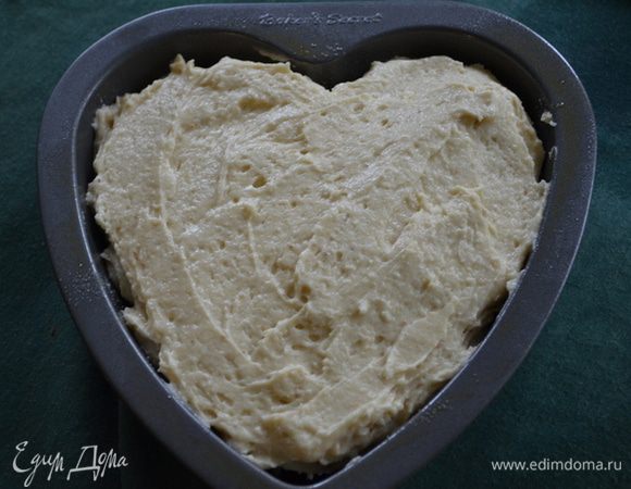 Скорость убавить и добавить муку в три приема и в два приема кефир.
Вылить тесто поверх формы и поставить в духовку на 1 час 25 мин. Если у вас формы обычные,то время выпекания убавить ,проверять на готовность центр кекса зубочисткой.