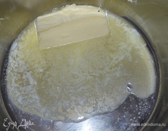 в ковшике растопить сливочное масло