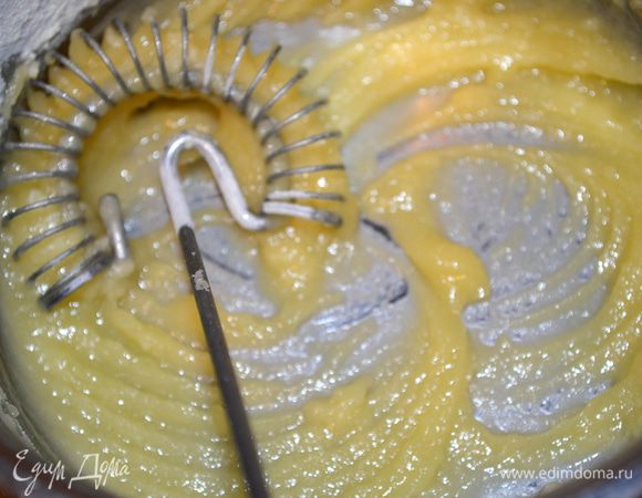 добавляем муку и быстро-быстро растираем венчиком