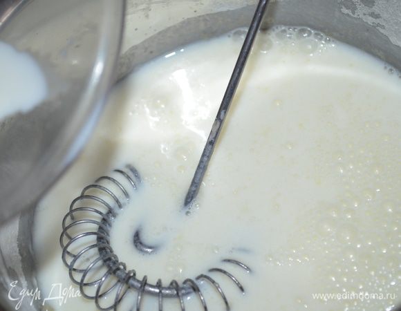 добавляем молоко и все при этом размешиваем венчиком. доводим до кипения и варим на слабом огне, постоянно помешивая до загустения.