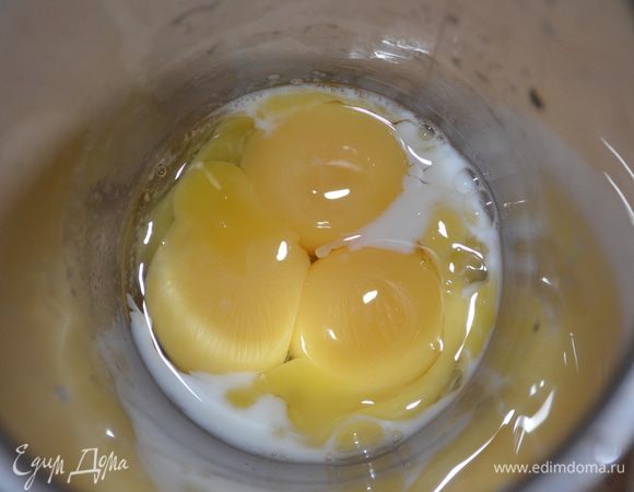 Яйца разделить на белки и желтки