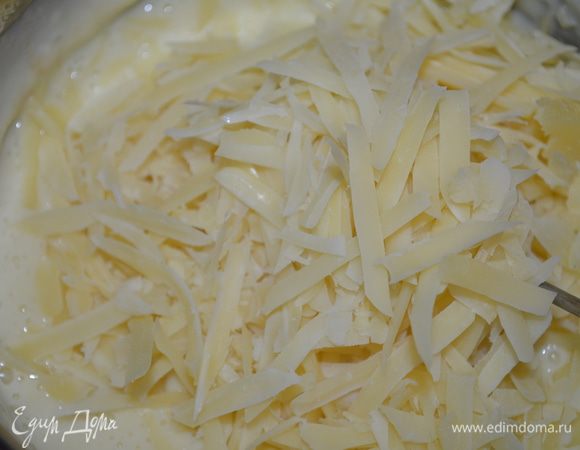 в молочную смесь добавляем тертый сыр