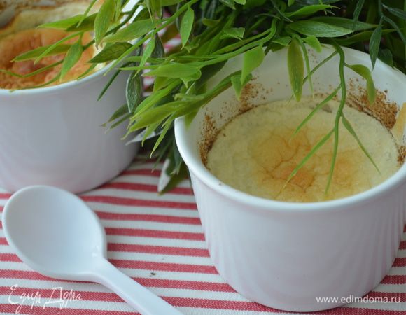 я рекомендую есть суфле чуть остывшим, но в то же время горячим! Сыр не должен остыть - он должен тянуться! если оно остыла, его можно разогреть в СВЧ - оно опять станет как новенькое)