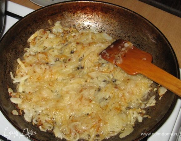 Лук режем полукольцами и на масле обжариваем до золотистого цвета.