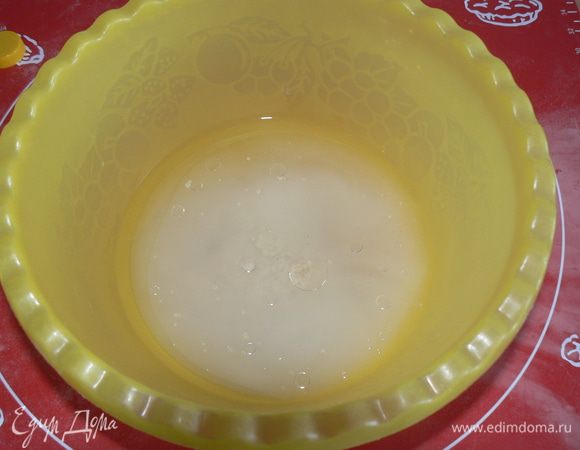  в теплую воду добавить дрожжи,сахар