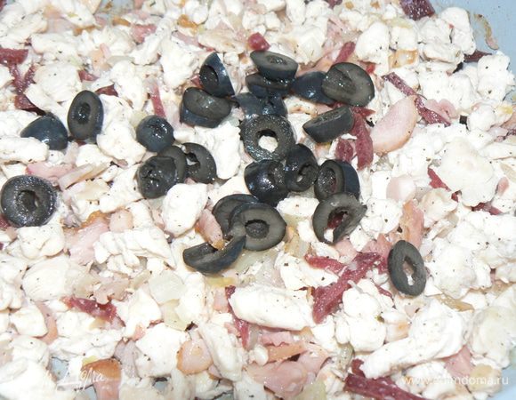 для начинки нарезать мелко куриное филе,лук,обжарить.Добавить мелко нарезанные копченый окорок,колбаску,маслины,немного потушить