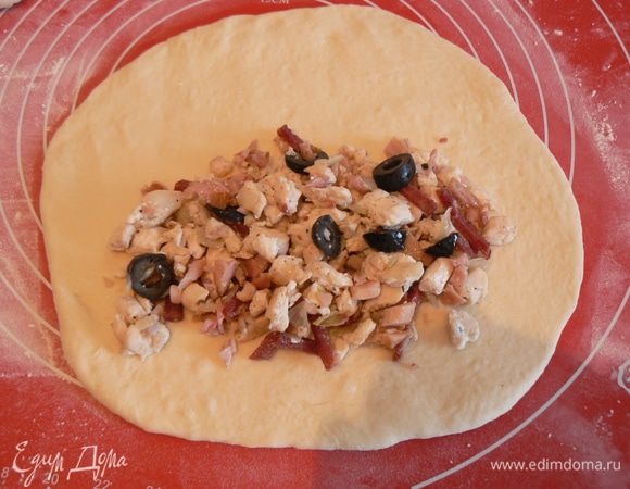 разделить тесто на четыре части,раскатать,выложить начинку