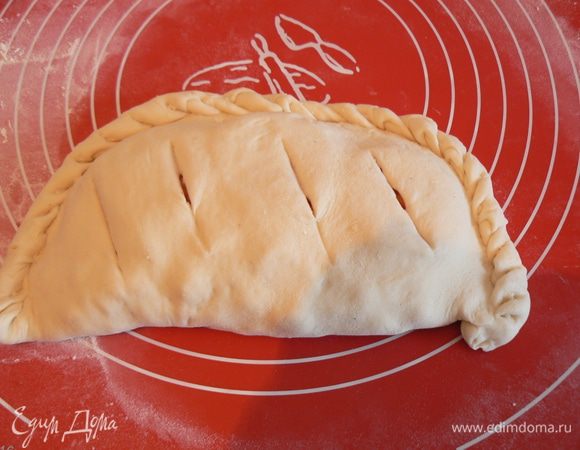 закрыть пиццу,защипнуть края,оставить в покое минут на 20.