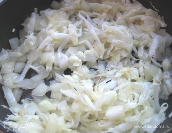 Капусту тонко нарезать, лук нарезать маленькими кубиками.