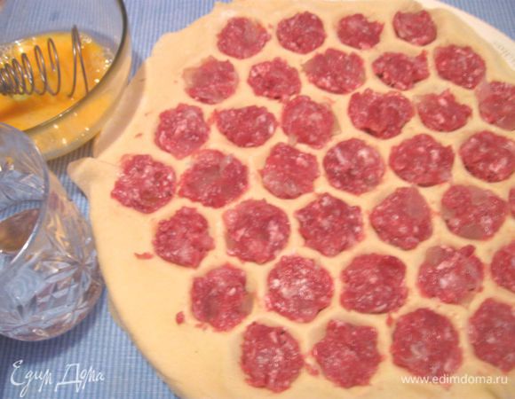 Каждое углубление заполнить начинкой. Для большего удобства возьмите маленькую ложечку и налейте в стаканчик холодной воды, куда периодически будете опускать ложку.