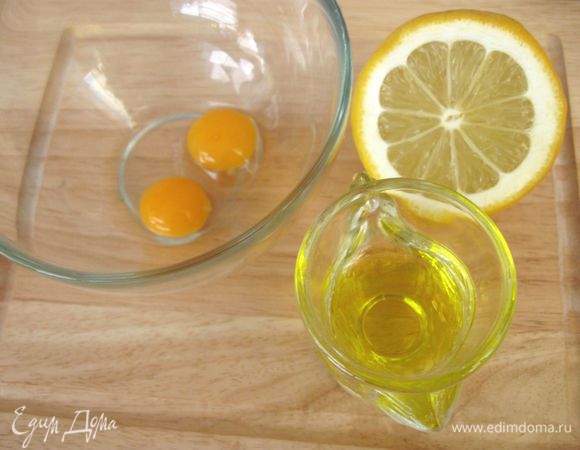 Приготовить домашний майонез. Яичные желтки перепелиных яиц посолить и перемешать венчиком. Горчицу смешать с яичными желтками.