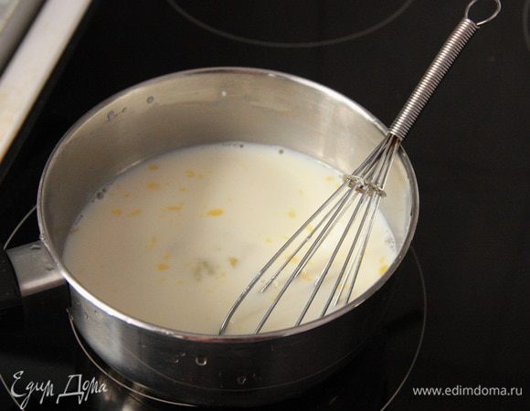 Для шоколадного теста:
Взять в меру вместительный ковшик. Отправить туда молоко, два белка и сахар. Поставить на медленный огонь.